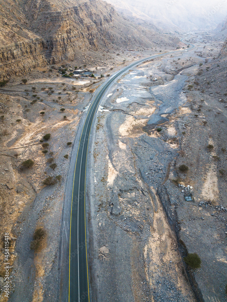 阿联酋哈伊马角杰贝尔·贾伊斯山区沙漠公路鸟瞰图