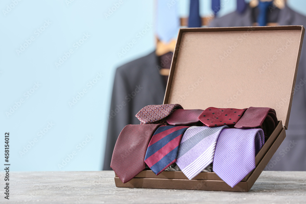 桌上有时尚领带的盒子