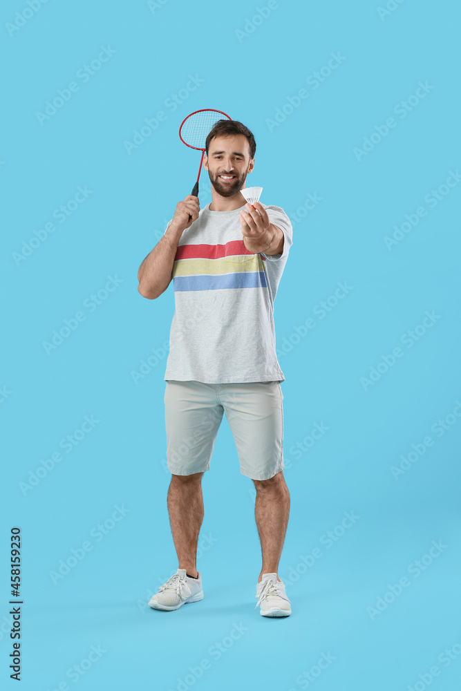 彩色背景的运动型男子羽毛球运动员