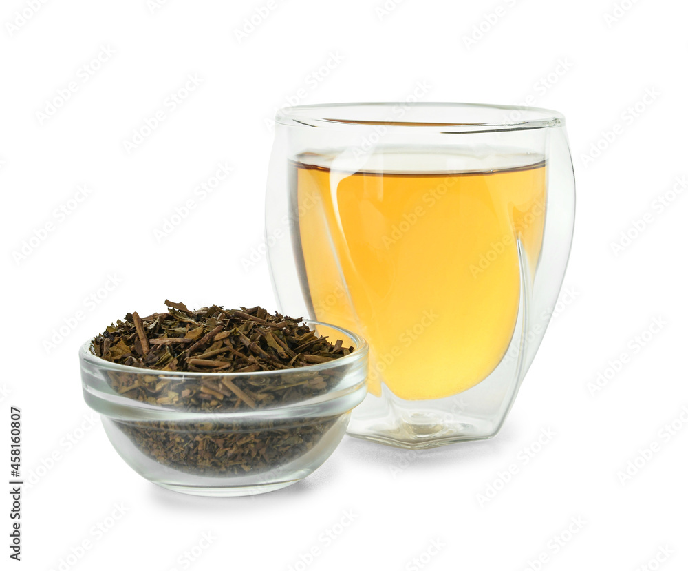 碗里有干可可茶绿茶和一杯白底热饮