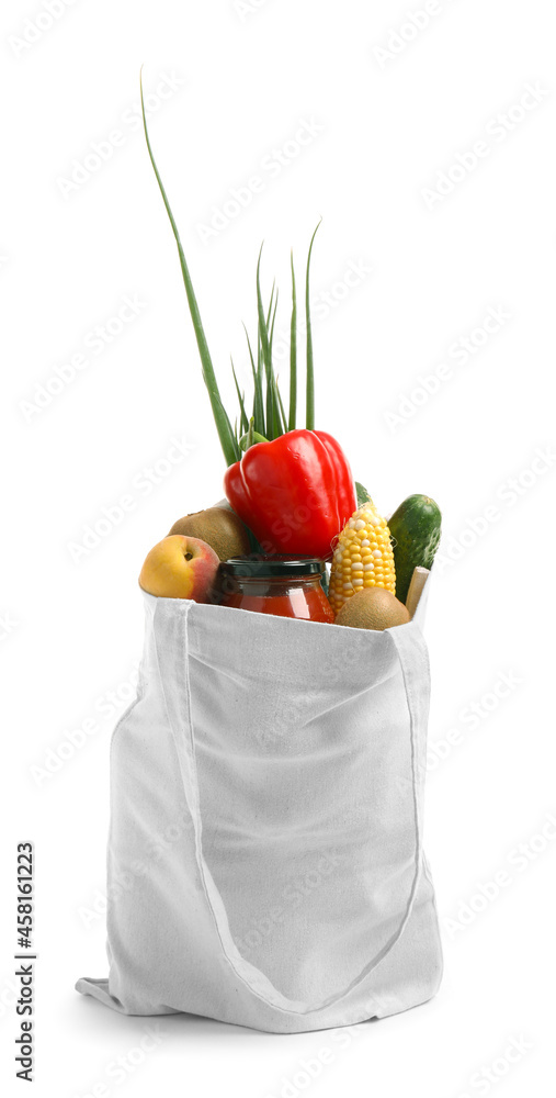 白色背景的装有水果、蔬菜和番茄酱的环保袋