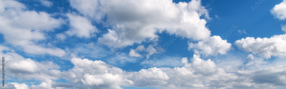 美丽的蓝天，在夏天阳光明媚的日子里有云。五彩缤纷的多云天空。Na