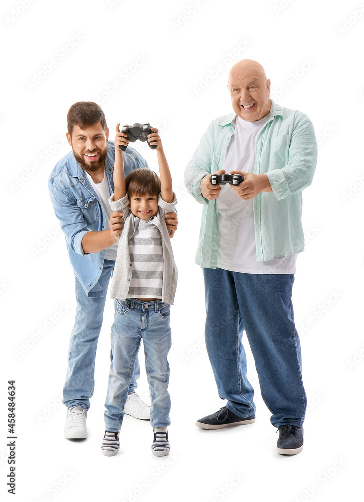 快乐的男人，他的小儿子和父亲在白色背景下玩电子游戏