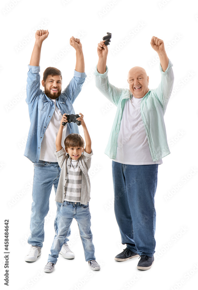 快乐的男人，他的小儿子和父亲在白色背景下玩电子游戏