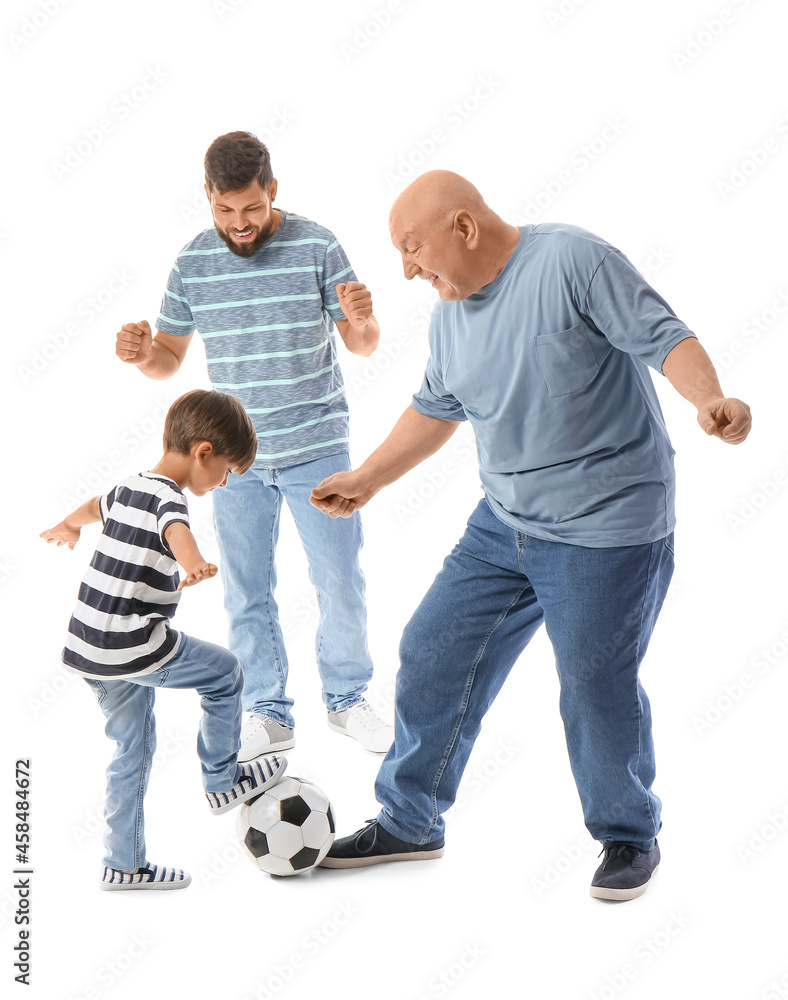 快乐的男人，他的小儿子和父亲在白色背景下踢足球