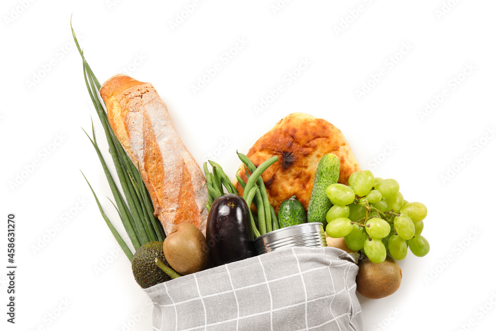 白色背景上有水果、蔬菜和面包的环保袋，特写