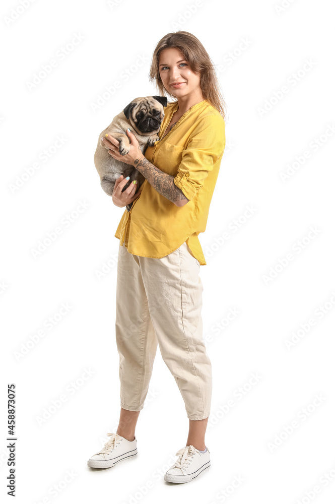 年轻女子抱着白色背景的可爱哈巴狗