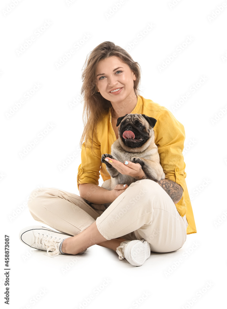 一个年轻的女人，白色背景上有一只可爱的哈巴狗