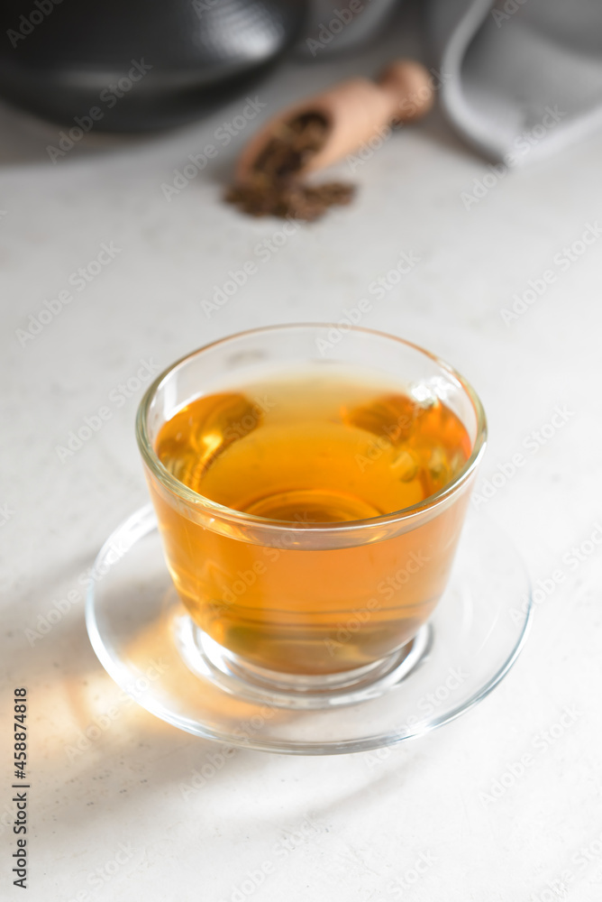 一杯清淡背景的美味何吉茶绿茶