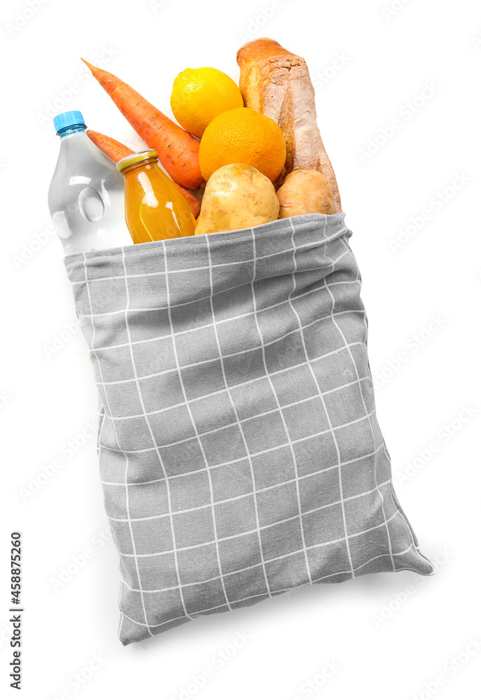 白色背景的环保袋，装有产品、瓶装水和果汁
