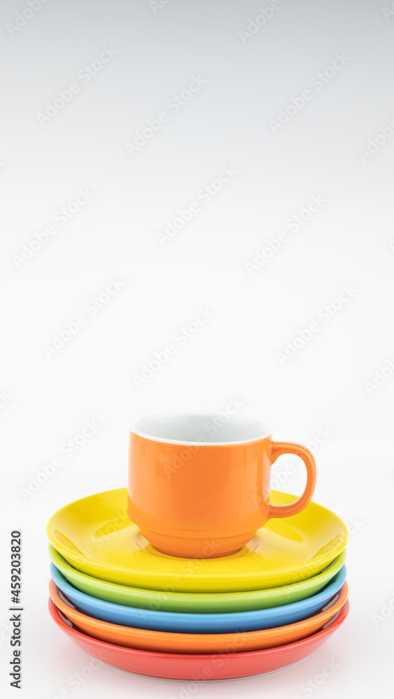 彩色纸背景上的彩色咖啡杯Foo咖啡店有很多咖啡和茶的杯子