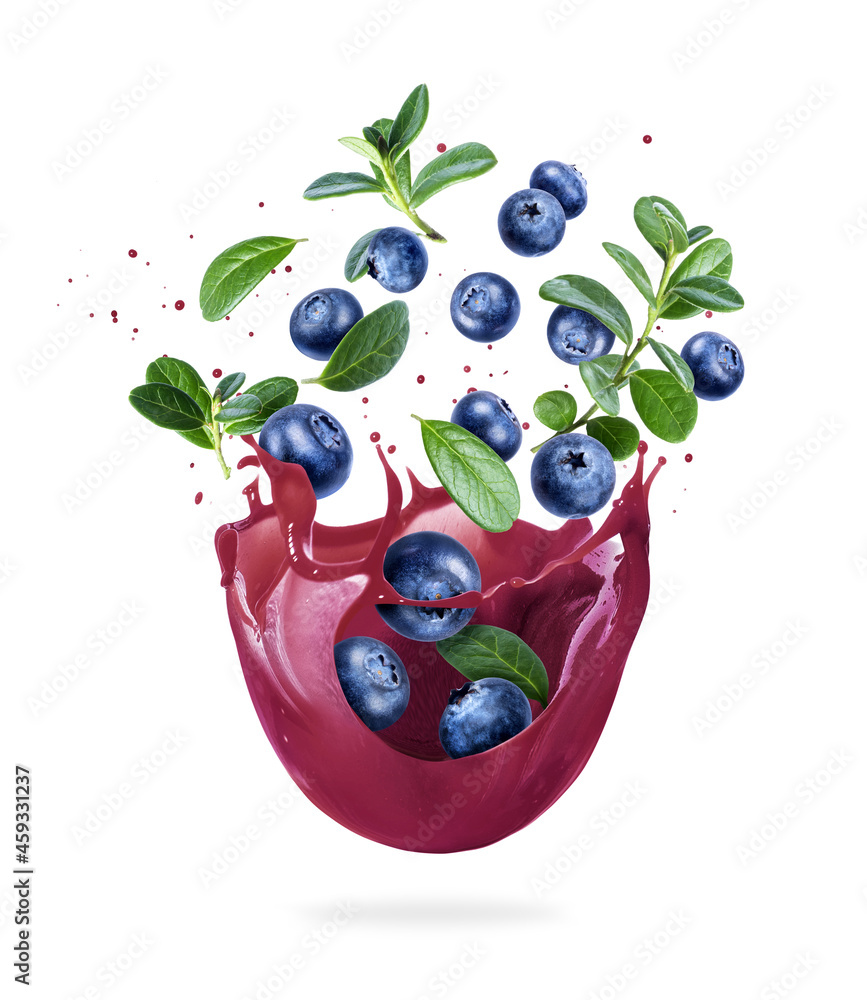 成熟的蓝莓，叶子在新鲜果汁的飞溅中，在白色背景下分离