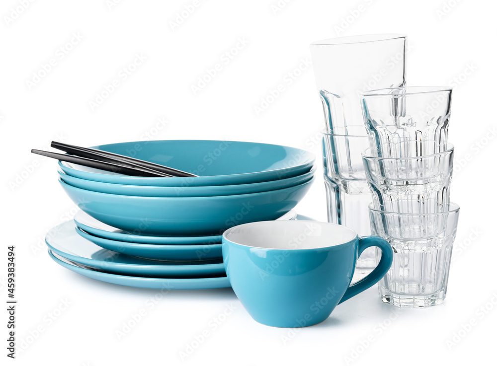 一套白色背景的蓝色干净餐具