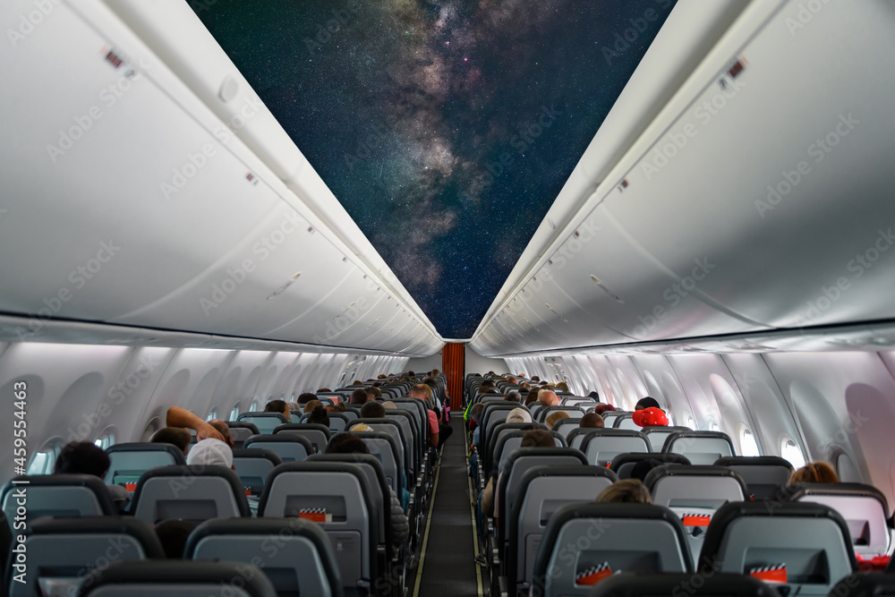 飞机内部，天花板上有恒星和银河系