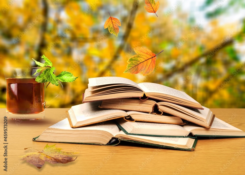 书桌上的书和秋天的背景