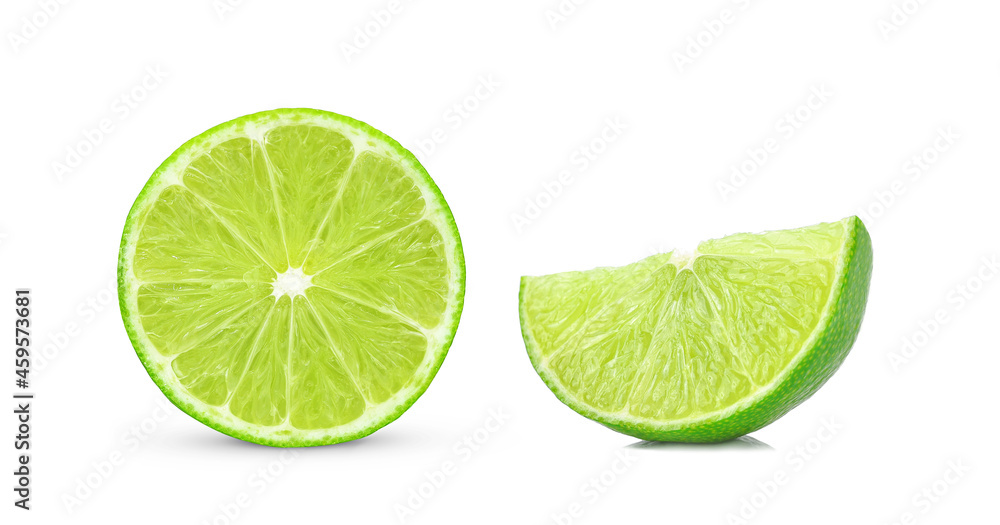 在白色背景上分离的半个和一片酸橙果实