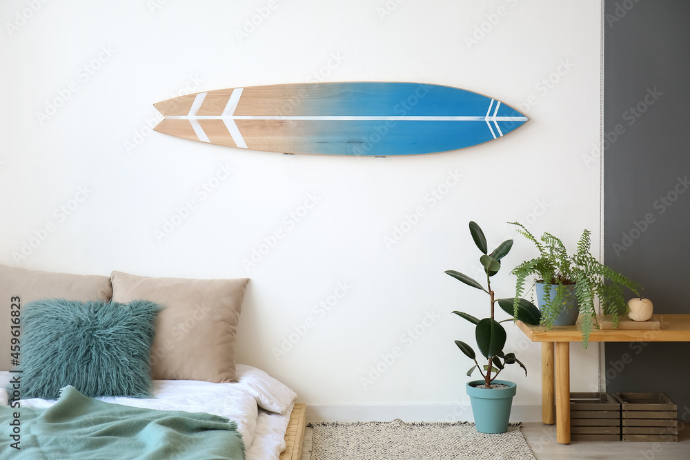 墙上挂着冲浪板的现代时尚卧室内部