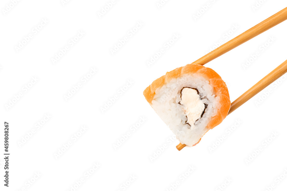 筷子取美味的寿司卷，白底三文鱼和费城奶酪