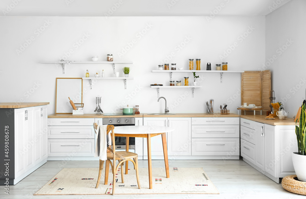 浅色厨房的时尚内部，厨房柜台上有空白海报框架
