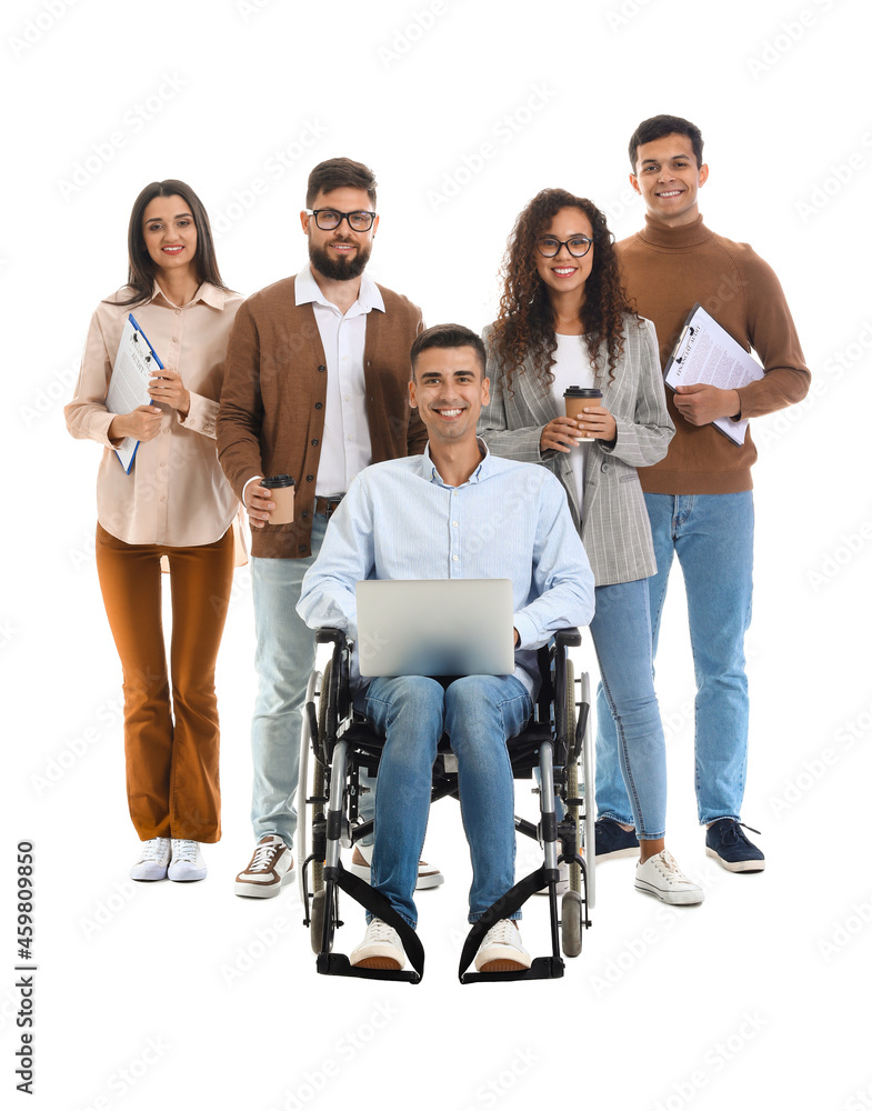 白人背景下坐在轮椅上的男子和他的同事