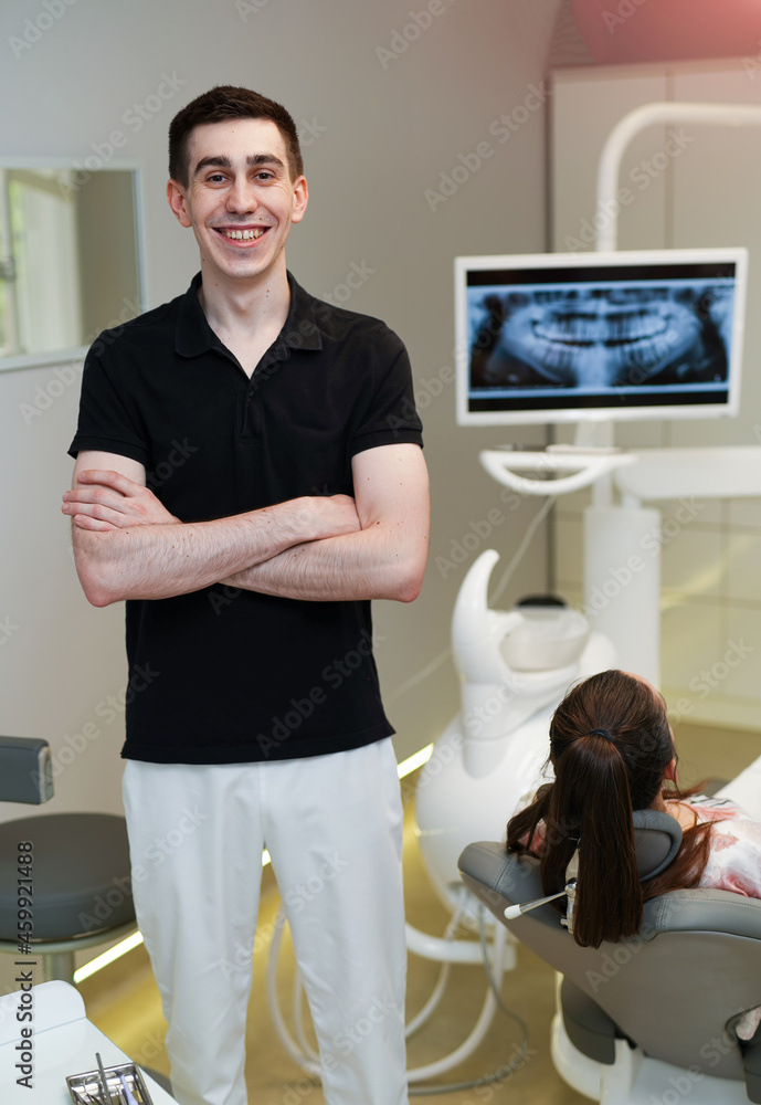 专业英俊的牙医在镜头前摆姿势。医学口腔健康治疗。