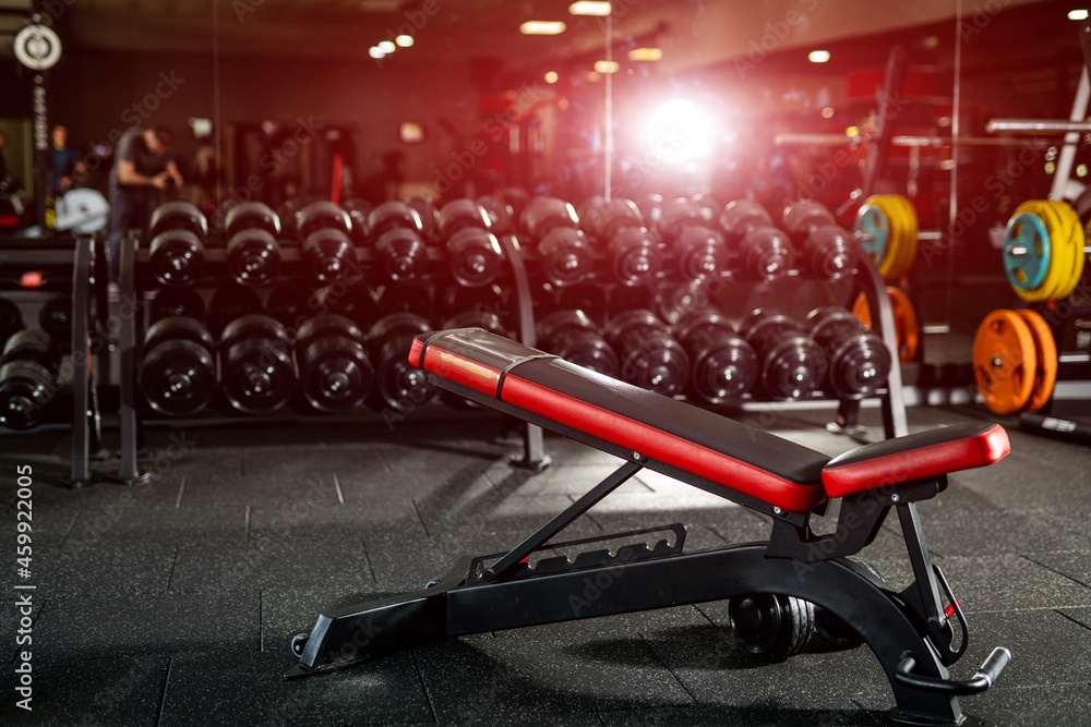 健身房里排成一排的健身训练。健身房训练堆叠的重物。