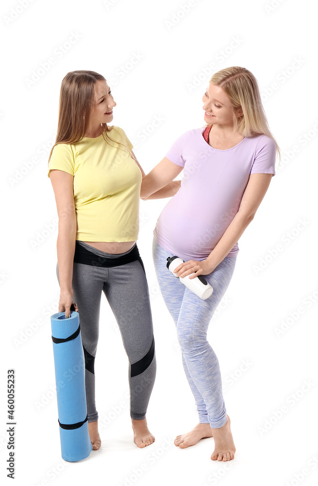 年轻孕妇带着瑜伽垫和白底水瓶
