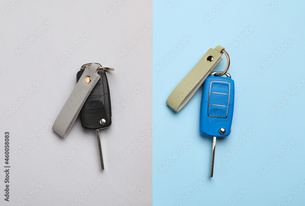 彩色背景带皮革钥匙链的车钥匙
