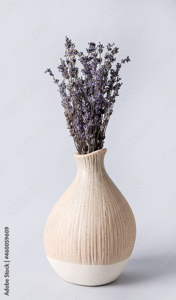 灰色背景上有美丽薰衣草花的花瓶