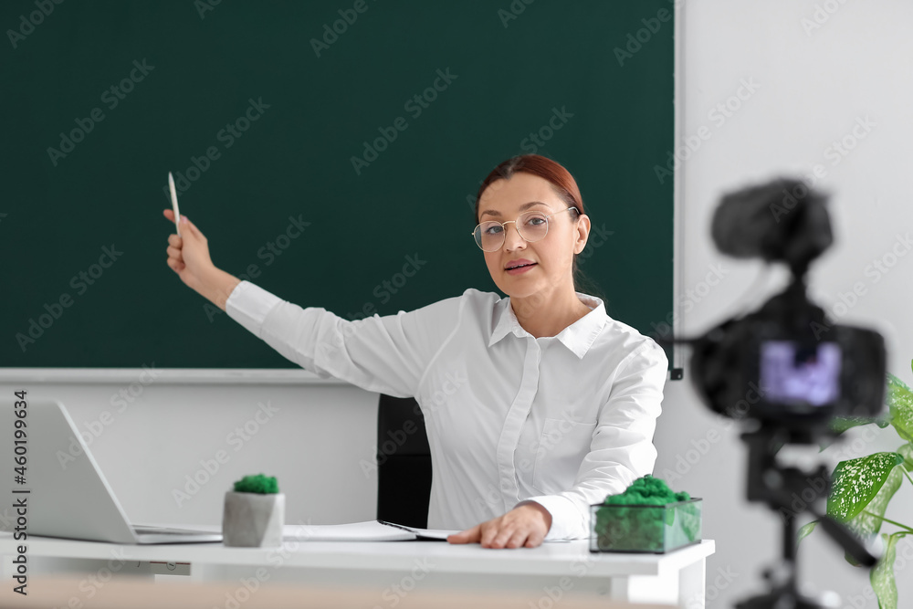 老师在课堂上为学生录制视频