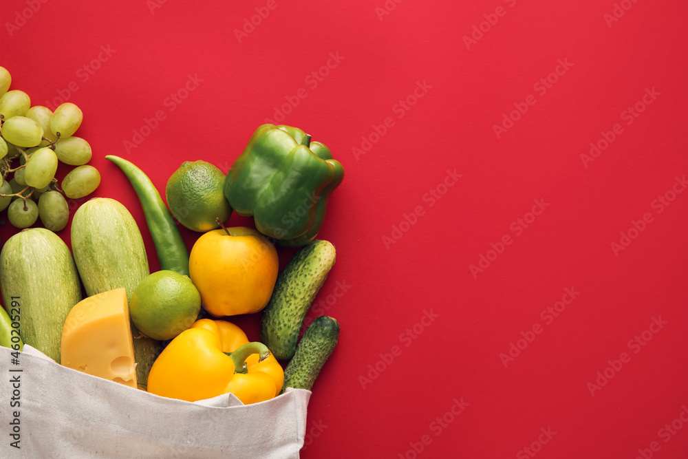 彩色背景上有水果、蔬菜和奶酪的环保袋