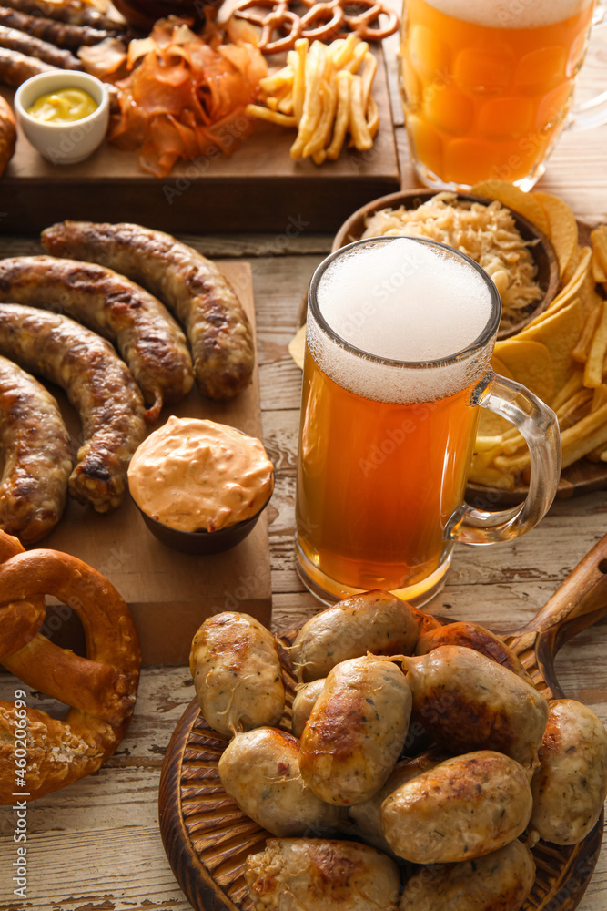 一杯冷啤酒，白木背景上摆着巴伐利亚香肠和小吃。啤酒节