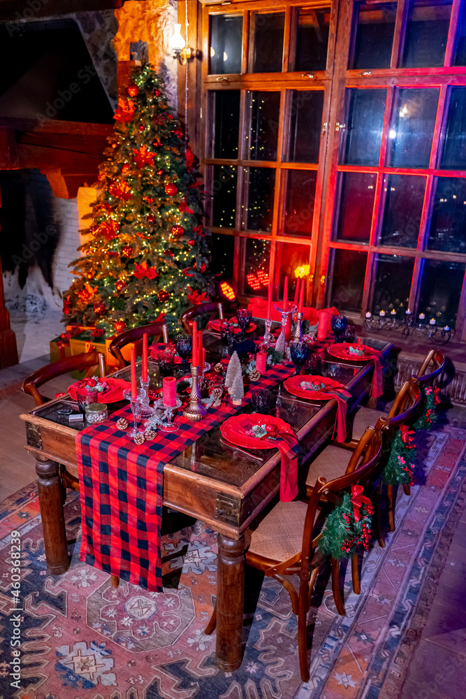 庆祝新年设计。室内圣诞屋内部。圣诞庆祝美丽的桌子。德