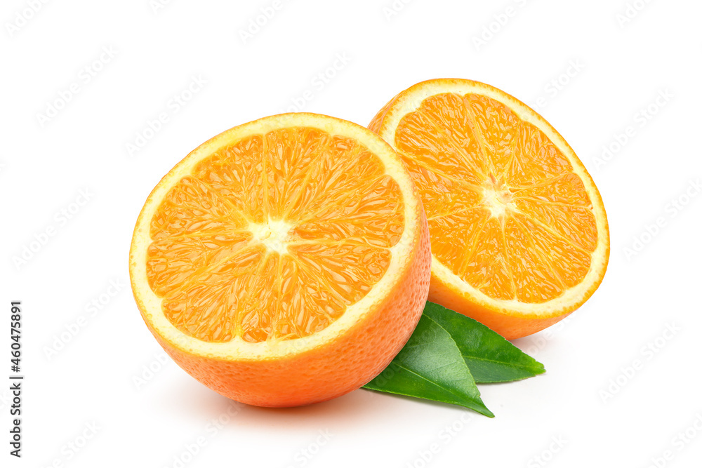 橙色水果切成两半，白色背景。