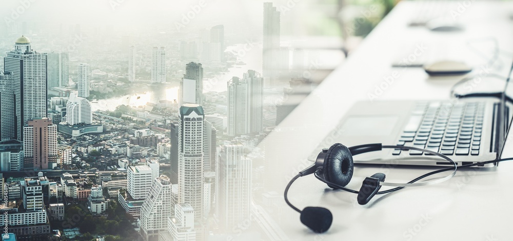 呼叫中心的耳机和客户支持设备已做好积极服务的准备。公司业务