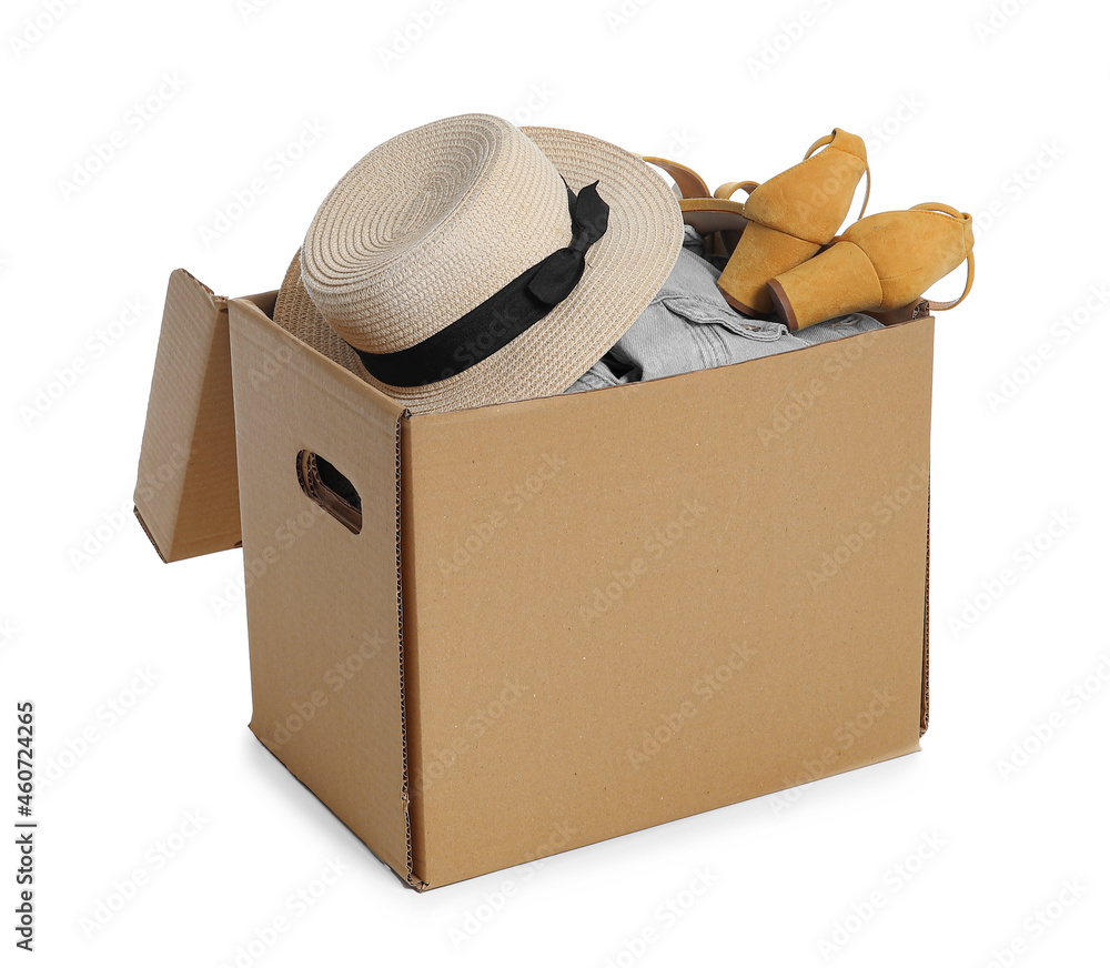 白色背景带帽子、衣服和鞋子的衣柜盒