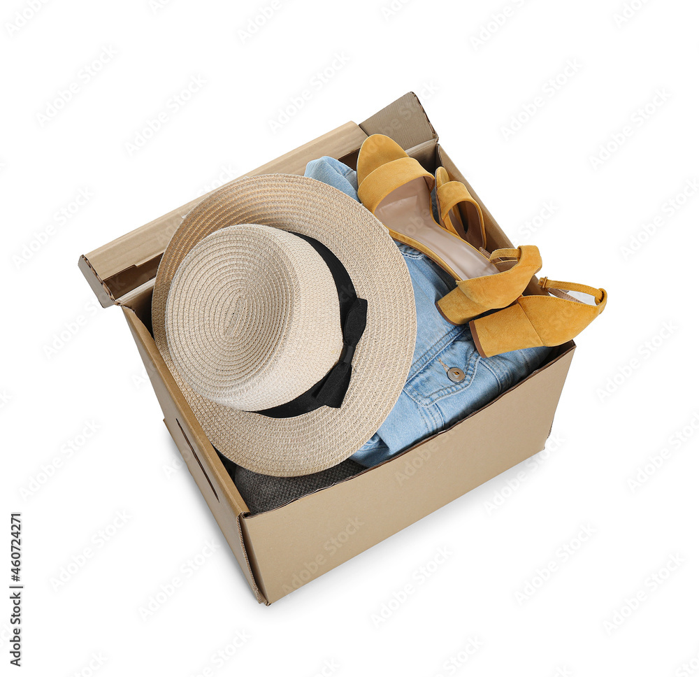 白色背景带帽子、衣服和鞋子的衣橱盒子