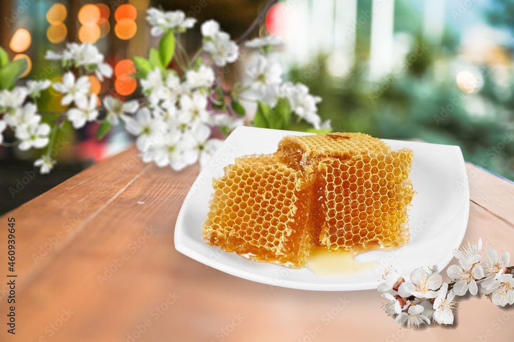 甜蜜的蜂蜜罐围绕着春天的花朵。