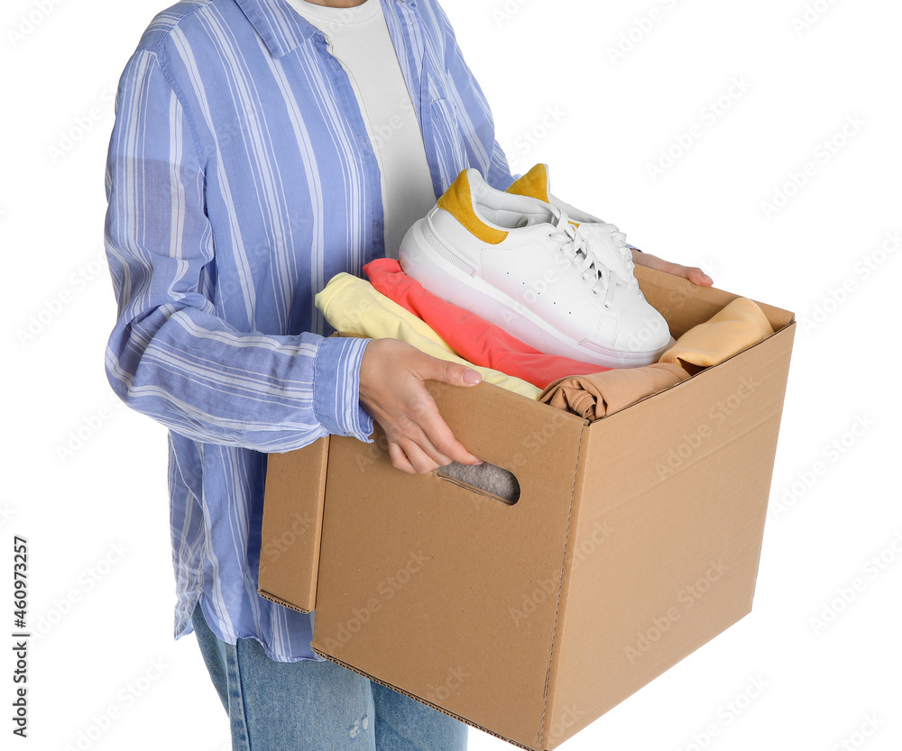 拿着白色背景衣服和鞋子的衣橱盒子的女人