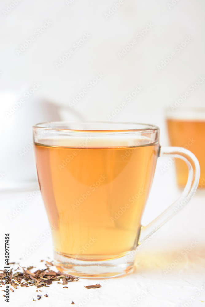 一杯白底美味的荷吉茶绿茶