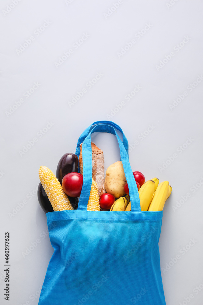 环保袋，浅色背景上有产品和面包