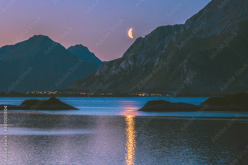 夜景月亮在水中的倒影挪威山脉和峡湾旅行宁静的风景斯堪的纳维亚