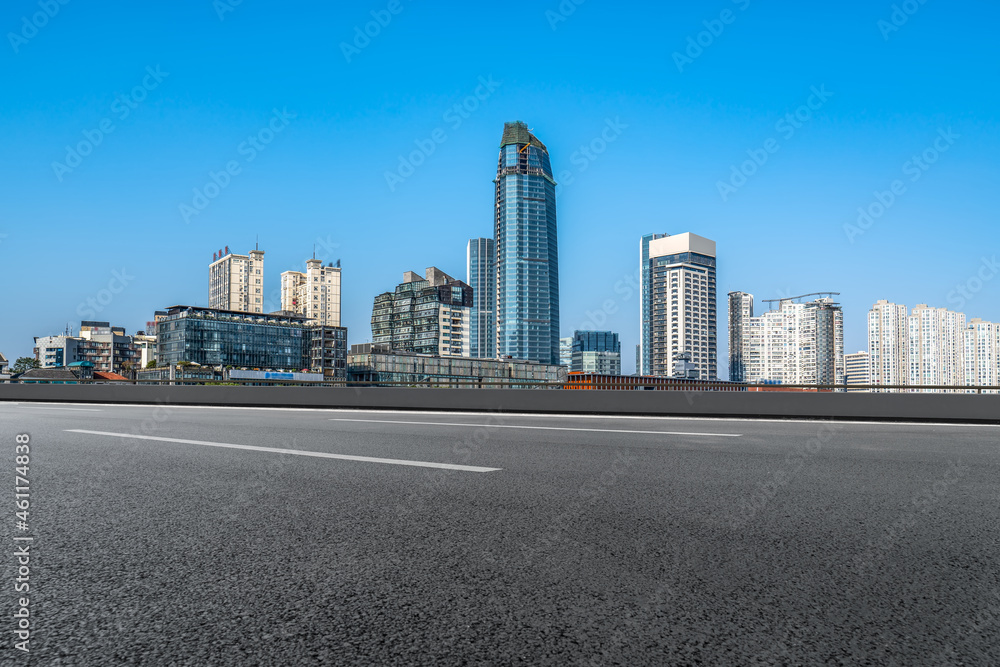 空旷的柏油路、城市天际线和建筑景观，中国。