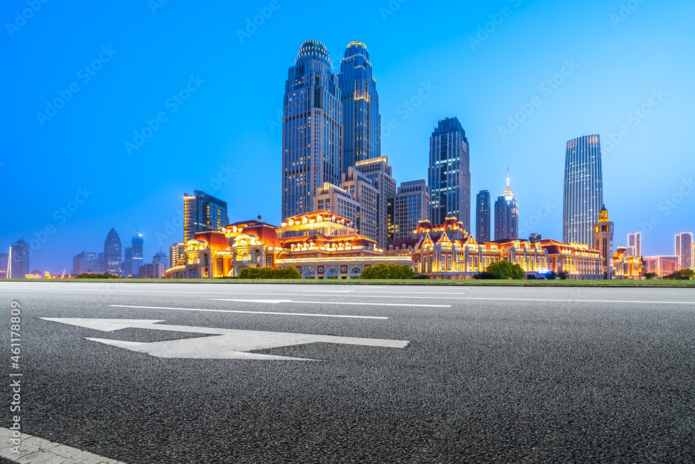 空旷的柏油路、城市天际线和建筑景观，中国。