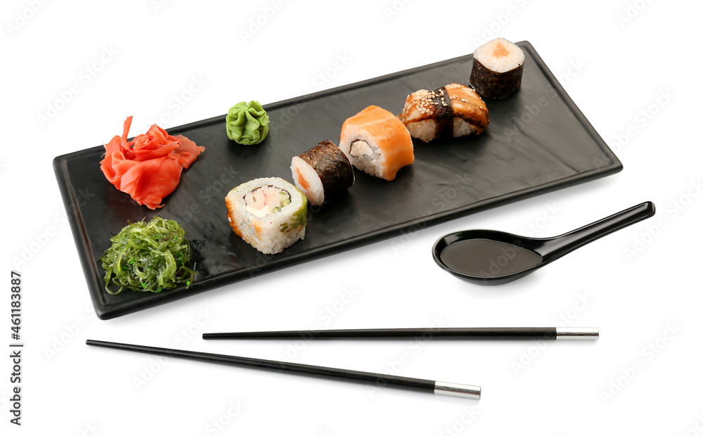 白底上有美味的寿司、卷、筷子和酱油的碗