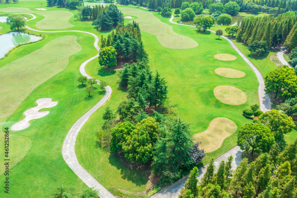 高尔夫球场上绿色草坪的鸟瞰图。