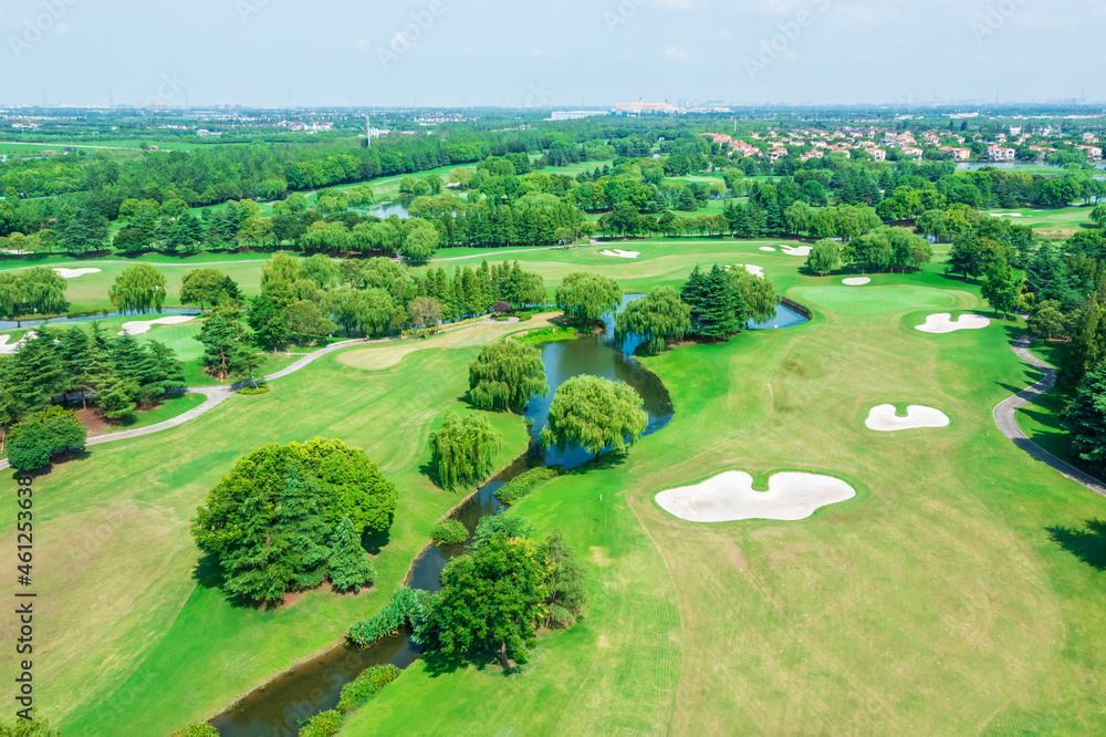 高尔夫球场上绿色草坪和森林的鸟瞰图。绿色高尔夫球场景色。