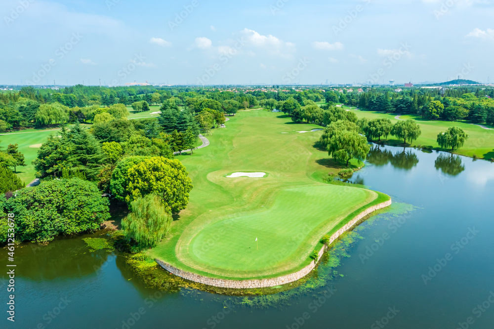 高尔夫球场上绿色草坪和森林的鸟瞰图。绿色高尔夫球场风景。