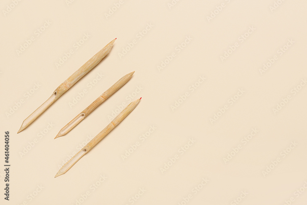 米色背景的木制蘸笔