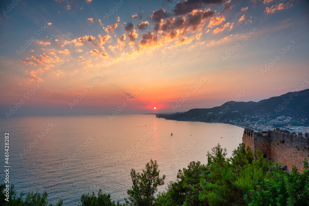 美丽的日落在地中海边的阿拉尼亚城堡。土耳其